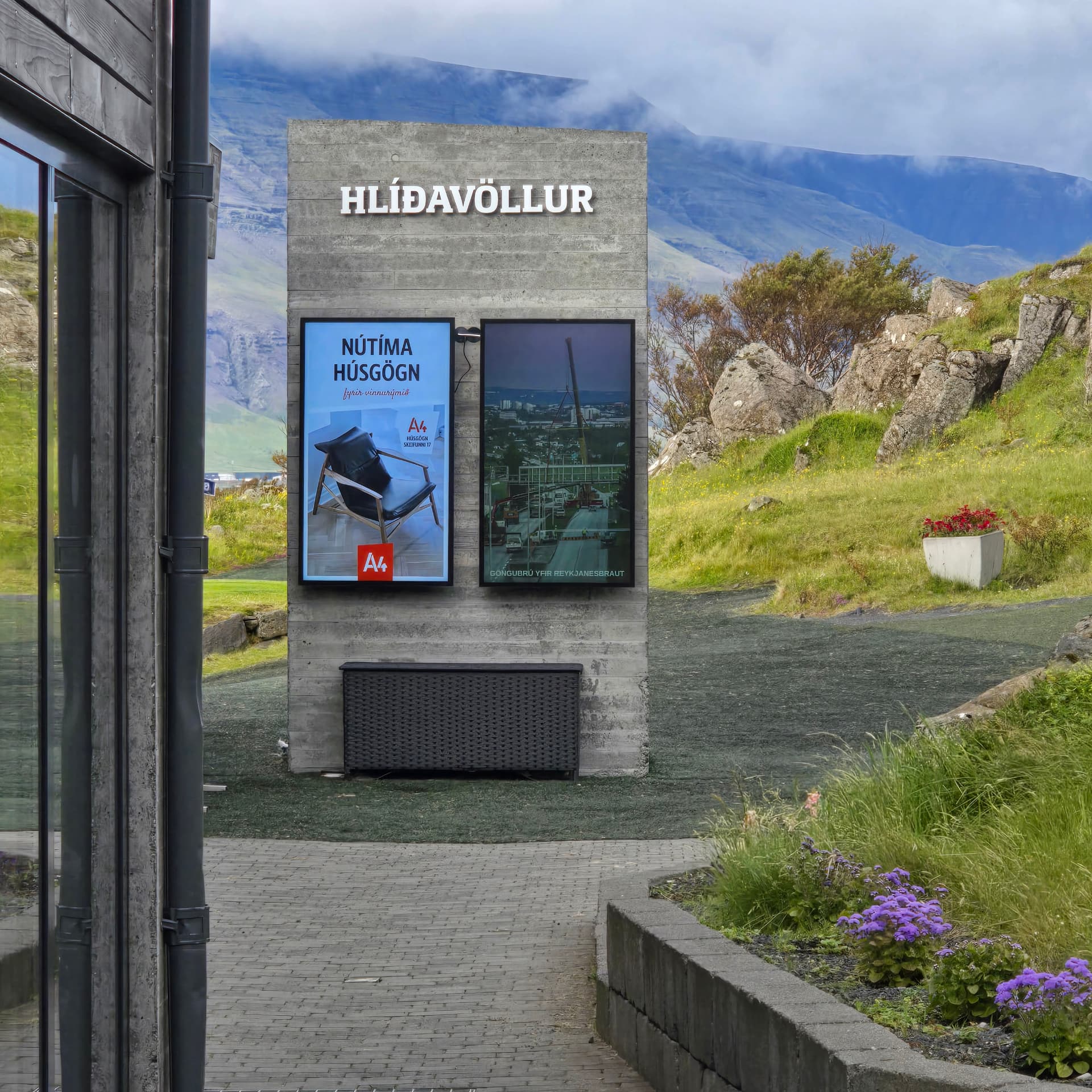 Auglýsingaskjáir við Hlíðavöll, Mosfellsbæ